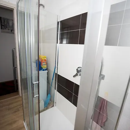 Hotel Stanza Doppia Con Bagno E Cucina In Comune *